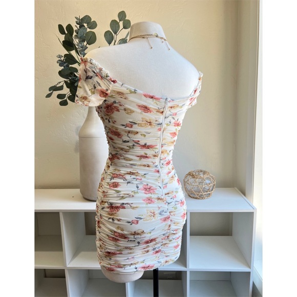 Flirty floral bodycon mini dress - Picture 4 of 5